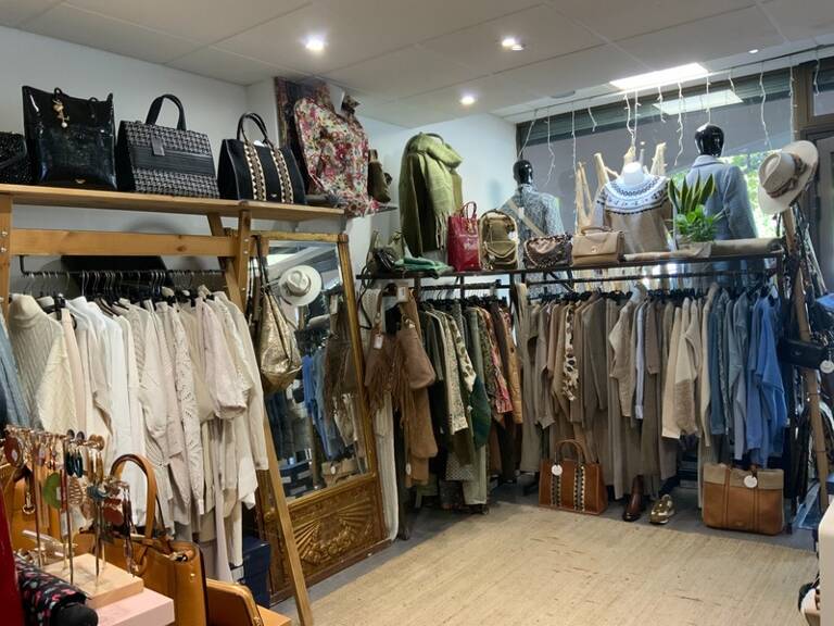 Fonds de commerce à vendre proche grasse centre ville prêt a porter homme femme enfant .accessoire de mode .produits de beauté — photo 1
