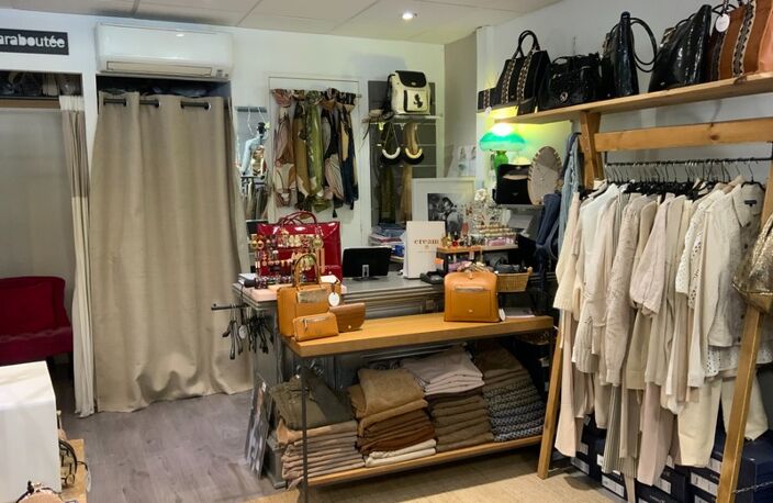 Fonds de commerce à vendre proche grasse centre ville prêt a porter homme femme enfant .accessoire de mode .produits de beauté — photo 4