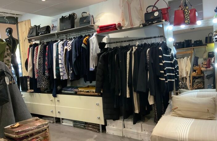 Fonds de commerce à vendre proche grasse centre ville prêt a porter homme femme enfant .accessoire de mode .produits de beauté — photo 5