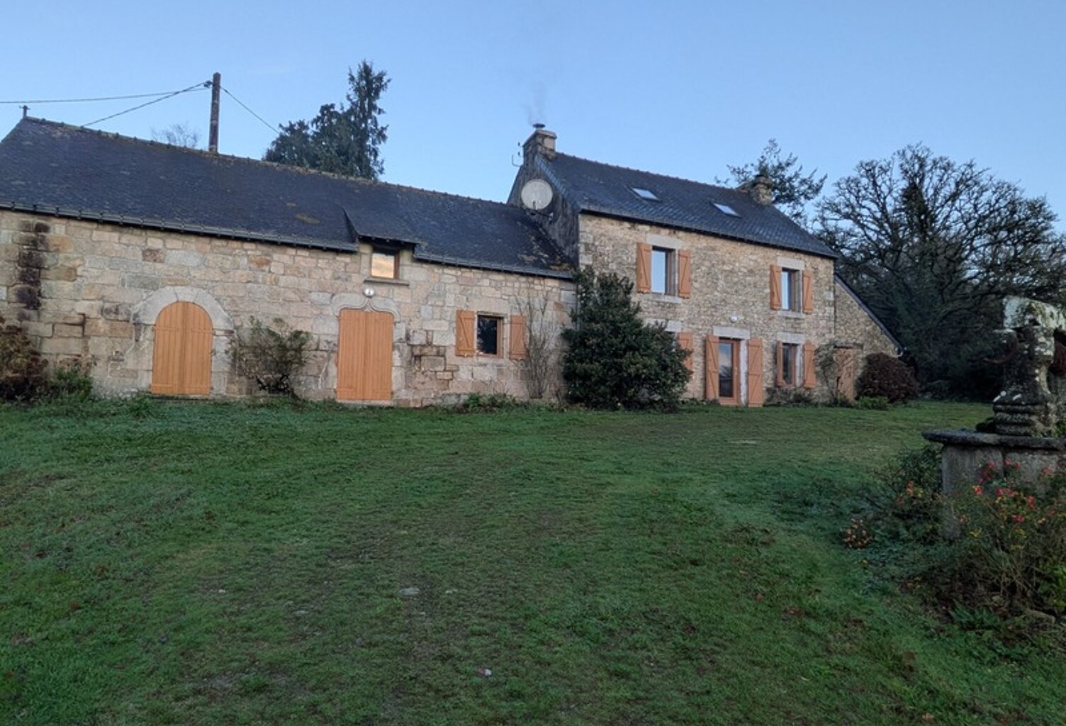RARE SUR LE MARCHÉ GRANDE LONGÈRE EN PIERRE AVEC DE NOMBREUSES DÉPENDANCES PARCELLES ATTENANTES DE 14 HECTARES — photo 1
