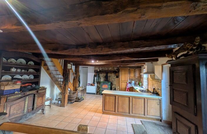 RARE SUR LE MARCHÉ GRANDE LONGÈRE EN PIERRE AVEC DE NOMBREUSES DÉPENDANCES PARCELLES ATTENANTES DE 14 HECTARES — photo 3