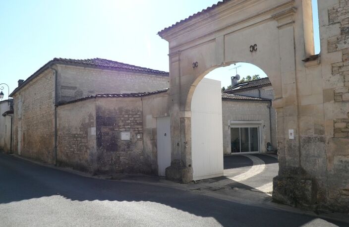 ⚜ MERIGNAC (16) A vendre MAISON de CARACTERE en Pierre avec Piscine ⚜ — photo 2
