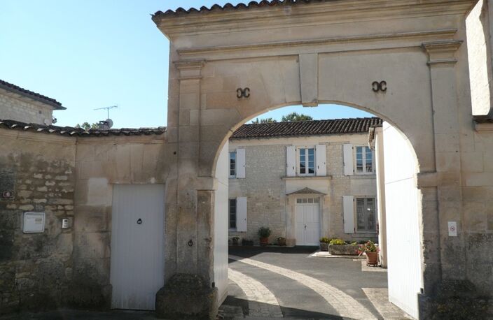 ⚜ MERIGNAC (16) A vendre MAISON de CARACTERE en Pierre avec Piscine ⚜ — photo 3