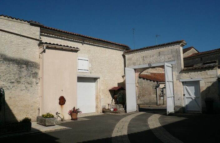 ⚜ MERIGNAC (16) A vendre MAISON de CARACTERE en Pierre avec Piscine ⚜ — photo 4