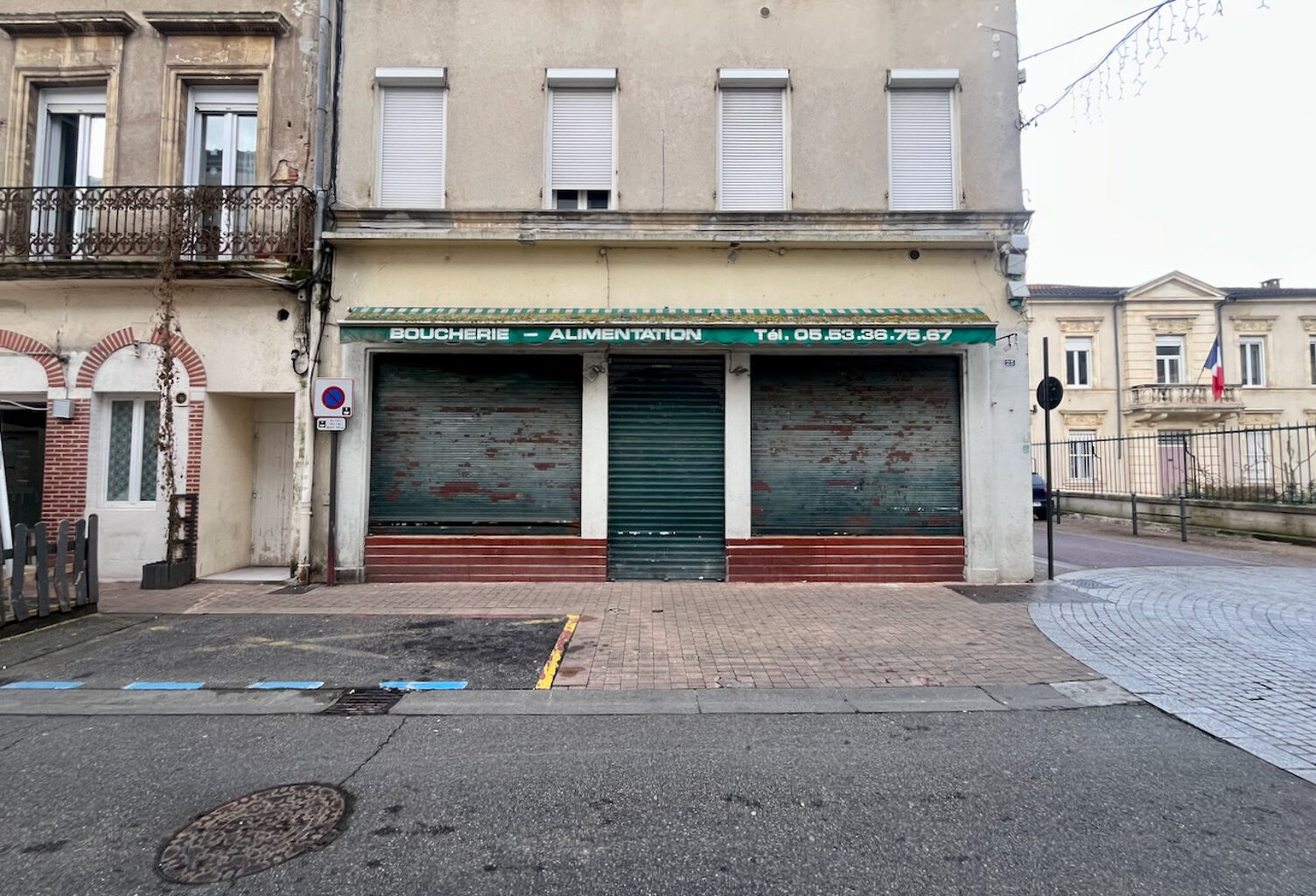 Local commercial à Villeneuve-sur-Lot centre En plein coeur de Villeneuve-sur-Lot, découvrez ce local commercial d'environ 90 m², anciennement utilisé comme alimentation/boucherie et entièrement à rénover. Il offre une surface de vente de 45 m², un labora — photo 1