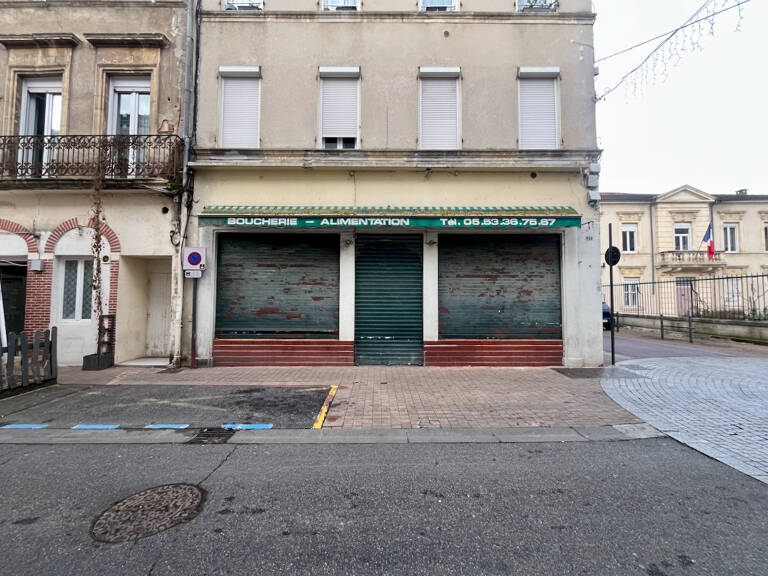 Local commercial à Villeneuve-sur-Lot centre En plein coeur de Villeneuve-sur-Lot, découvrez ce local commercial d'environ 90 m², anciennement utilisé comme alimentation/boucherie et entièrement à rénover. Il offre une surface de vente de 45 m², un labora — photo 1