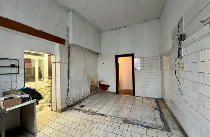 Local commercial à Villeneuve-sur-Lot centre En plein coeur de Villeneuve-sur-Lot, découvrez ce local commercial d'environ 90 m², anciennement utilisé comme alimentation/boucherie et entièrement à rénover. Il offre une surface de vente de 45 m², un labora — photo 4