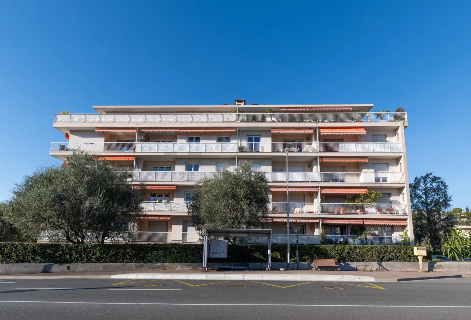 Cimiez / Rimiez :  3 pièces  , terrasse , parking, vue dégagée — photo 1