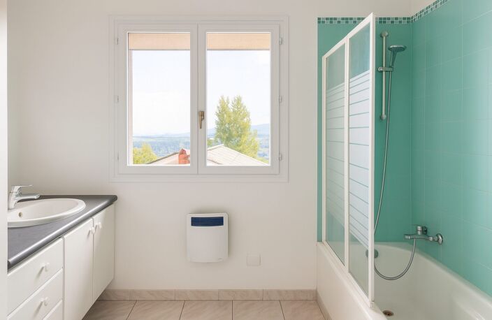 Sur les hauteurs de Claix, bâtisse ancienne de 170 m² habitabl — photo 5