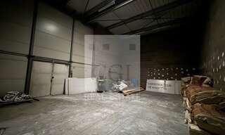 Commerce  733 m² à louer à Décines-Charpieu (69150)