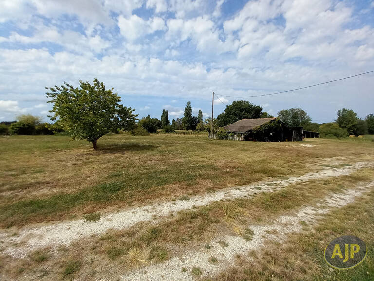 Hangars sur plus de 9300m² de terrain non constructible ! — photo 1