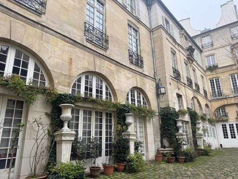 Local professionel 6 et plus à PARIS 7ème — photo 1
