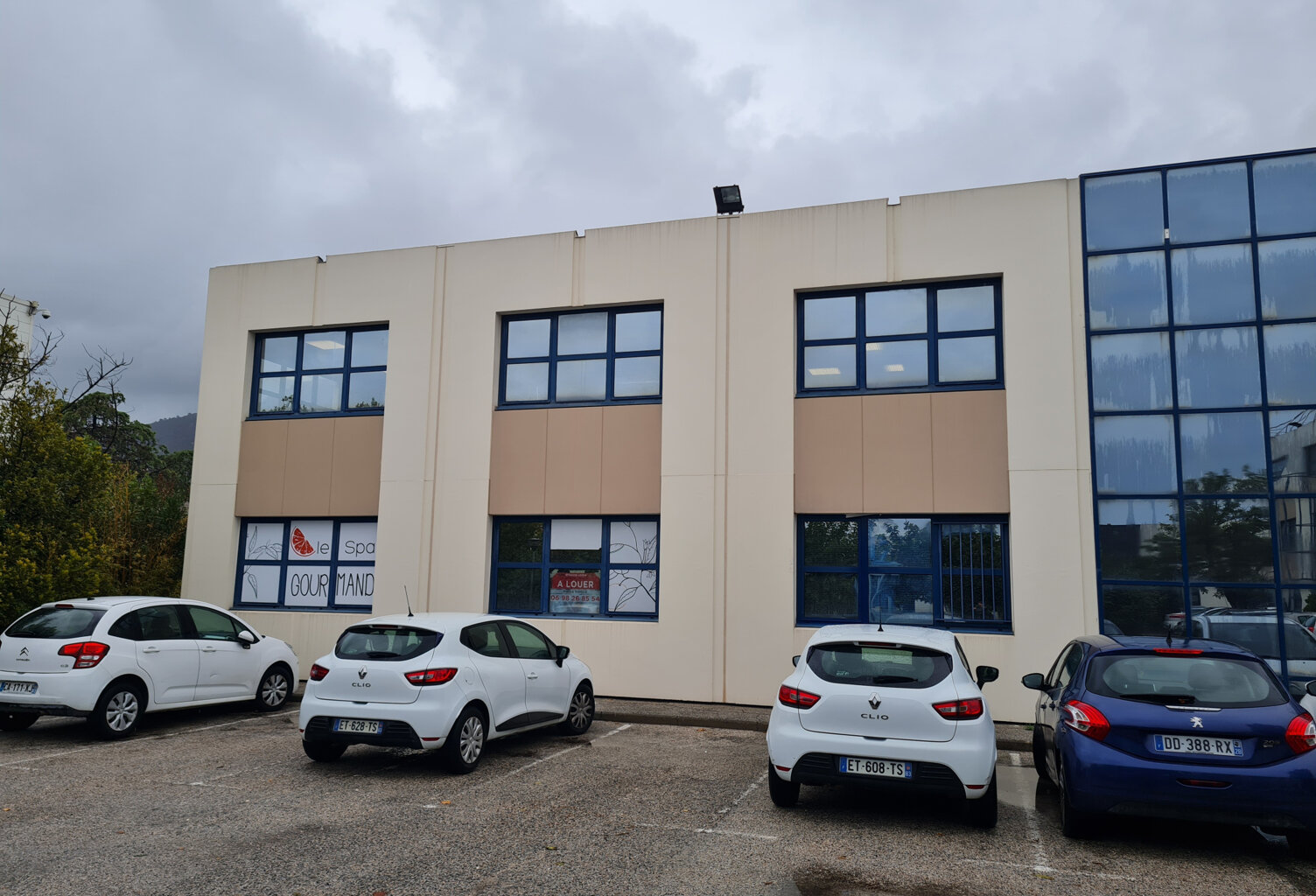 BUREAUX NEUFS GRAND VAR AVEC PARKINGS — photo 1