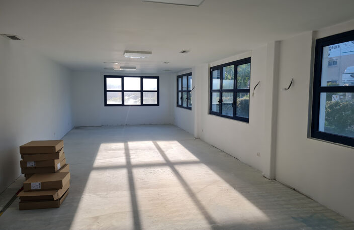 BUREAUX NEUFS GRAND VAR AVEC PARKINGS — photo 2
