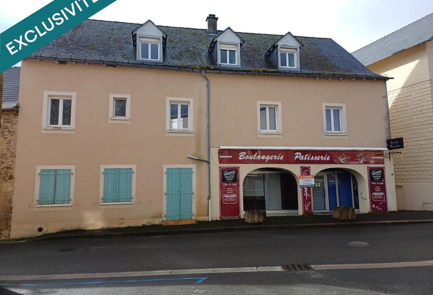 Situé en plein centre de Lanuéjouls , cet immeuble offre un emplacement idéal dans une commune dynamique à 20mn de Villefranche de Rouergue, 35mn de Figeac et Rodez. — photo 1