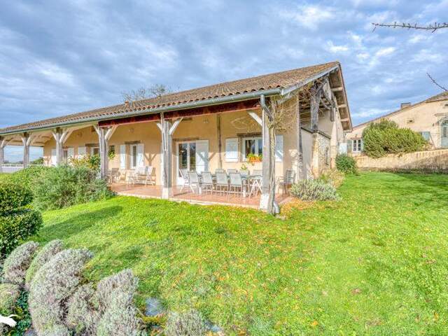 Maison en pierre de 15 pièces principales — photo du bien