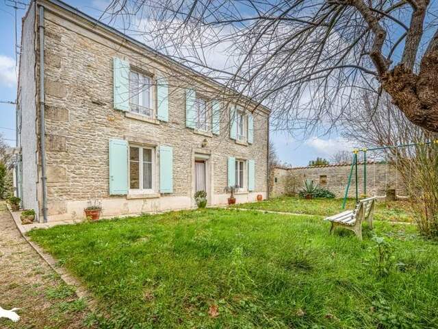 Maison en pierre de 6 pièces principales — photo du bien