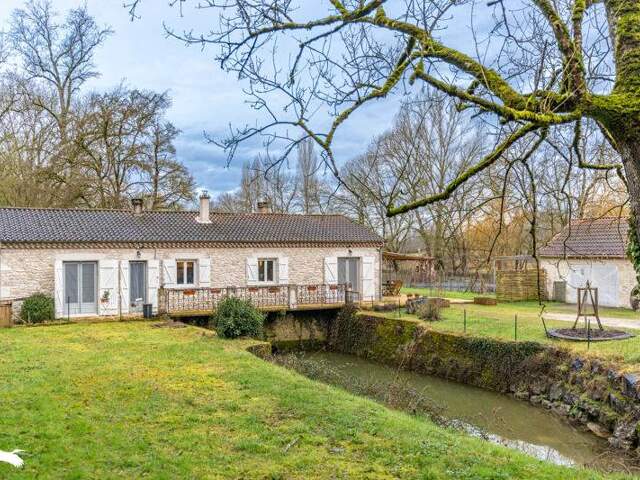 Maison en pierre de 4 pièces principales — photo du bien