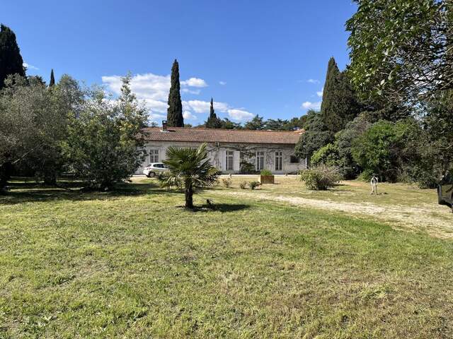 Villa de prestige , 260 m² , Terrain de 1 900 m² ,Proximité — photo du bien