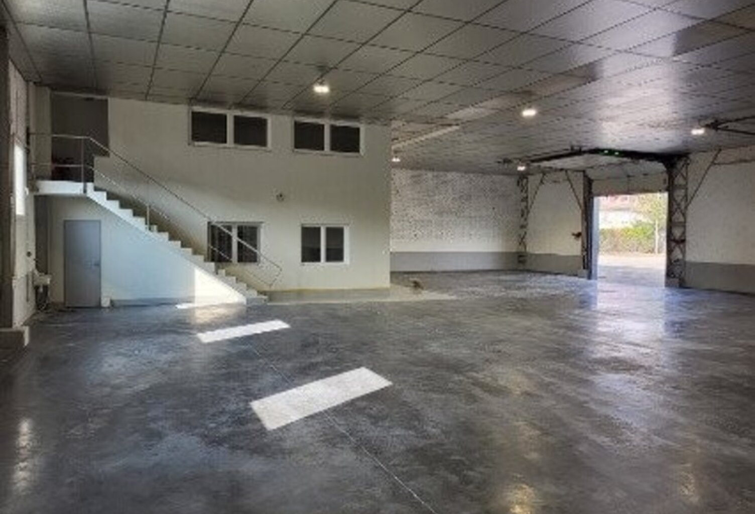 LOCAL D'ACTIVITES 510 M2 + bureau + stockage extérieur — photo 1