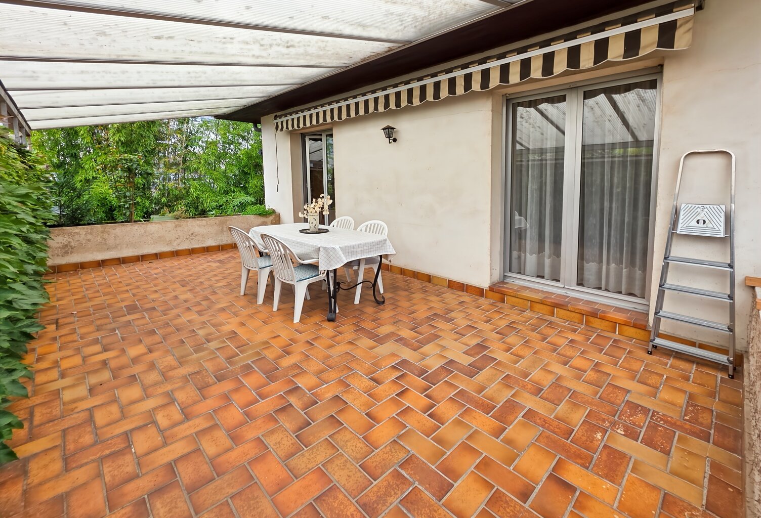 LONS-LE-SAUNIER – Maison 132 m², 4 chambres, terrasse couverte sans vis-à-vis et garage — photo 1