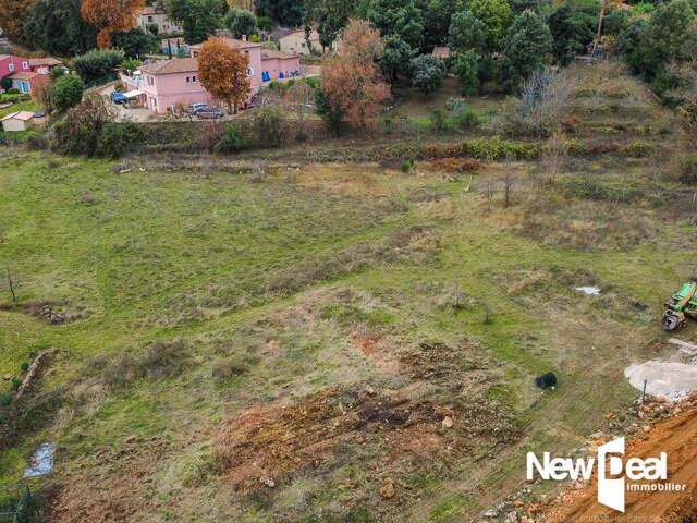 MONTAUROUX_Terrain constructible d'une superficie de 1987 m² — photo du bien