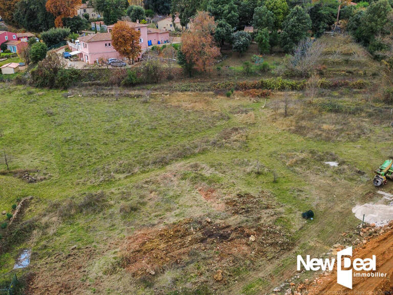 MONTAUROUX_Terrain constructible d'une superficie de 1987 m² — photo 1