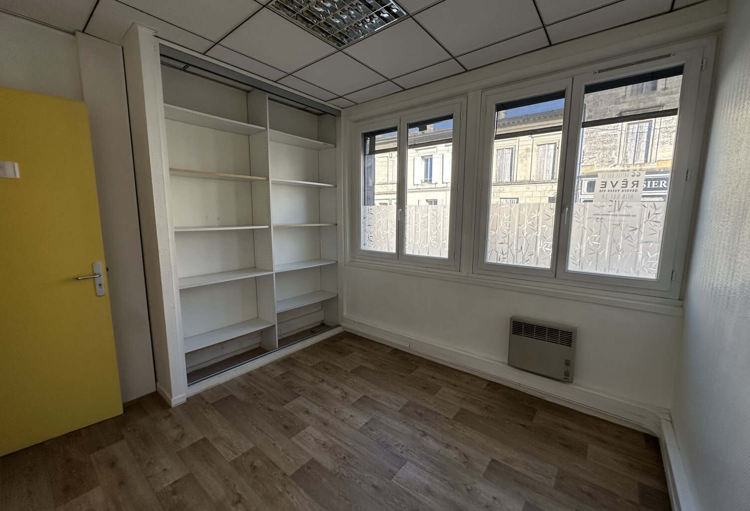 Bureau de 10 m2 à louer   Emplacement central et accessible — photo 1