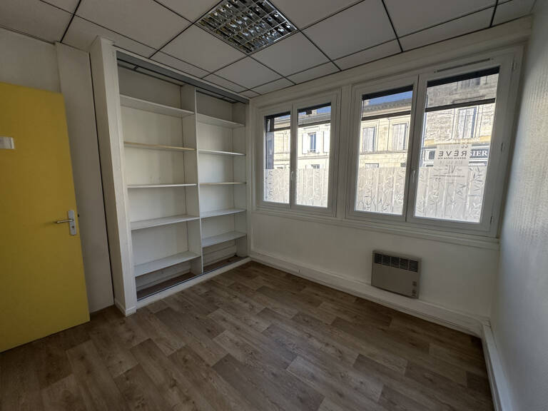 Bureau de 10 m2 à louer   Emplacement central et accessible — photo 1