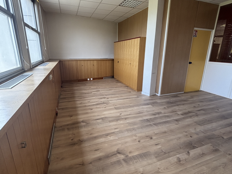 À LOUER - BUREAU DE 22m2 DANS LE CENTRE VILLE DE CLERMONT L' — photo 1