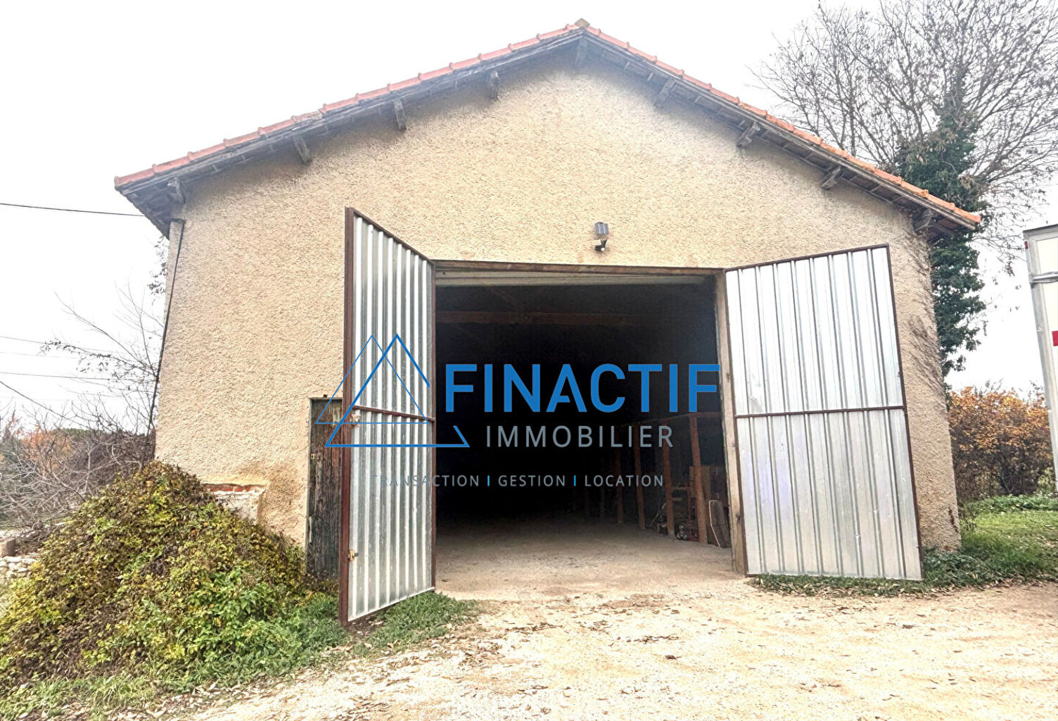 EGUILLES - Entrepôt 200 m² en campagne — photo 1
