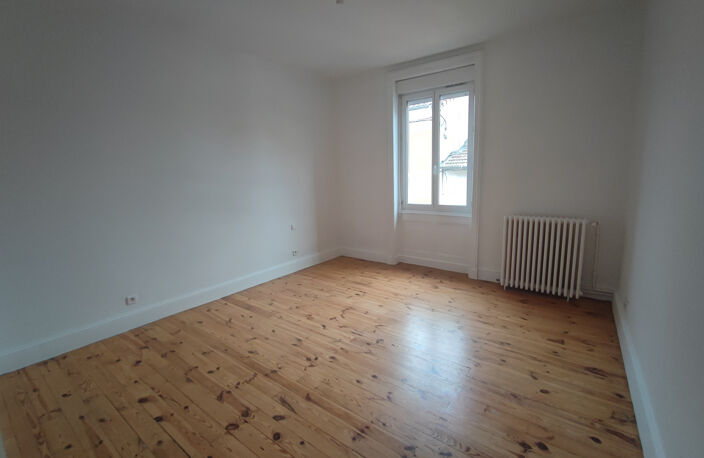 F4 - Centre ville de FEURS — photo 3