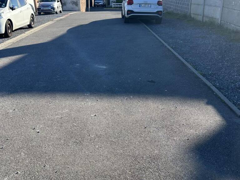 A RAILLENCOURT-SAINTE-OLLE, rue des Moulins: un ensemble de 6... — photo 1