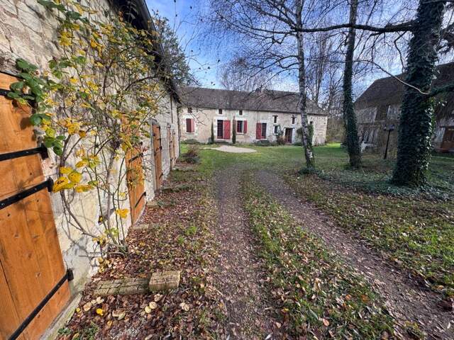 Marcé/Esves - Ancien moulin et ses nombreuses dépendances - Maison principale, grange, 2 gîtes + autres dépendances - Terrain de 5000 m² — photo du bien