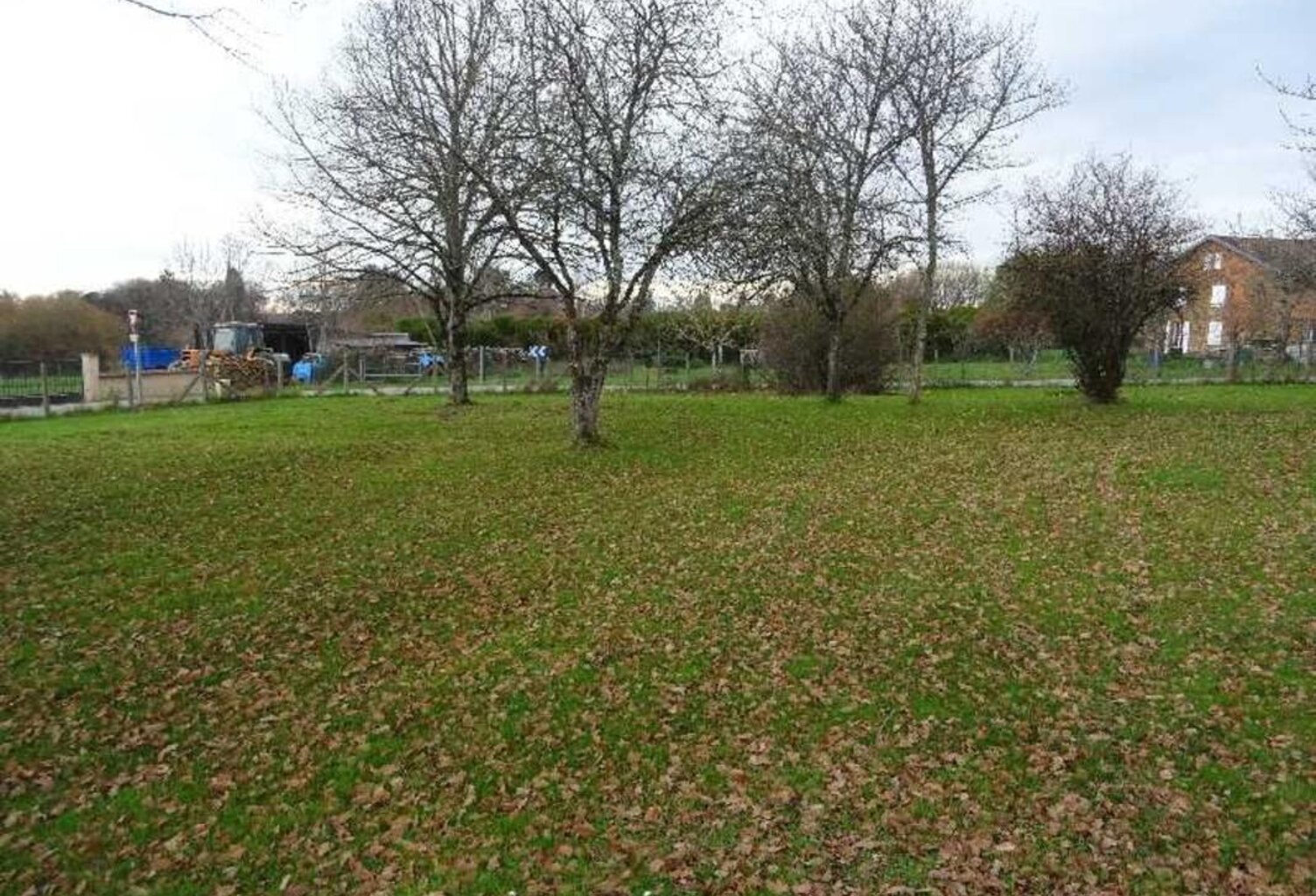 A VERNEUIL SUR VIENNE TERRAIN PLAT AVEC CU DE 800 M² — photo 1