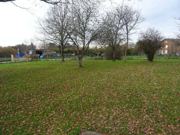 A VERNEUIL SUR VIENNE TERRAIN PLAT AVEC CU DE 800 M² — photo 1