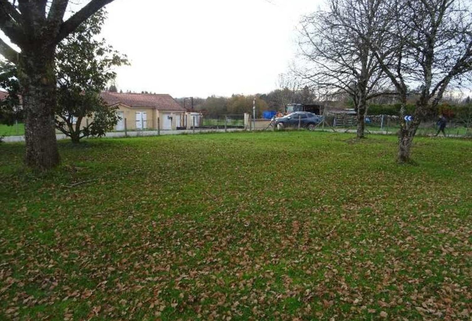 A VERNEUIL SUR VIENNE TERRAIN AVEC CU DE 750 M² — photo 1