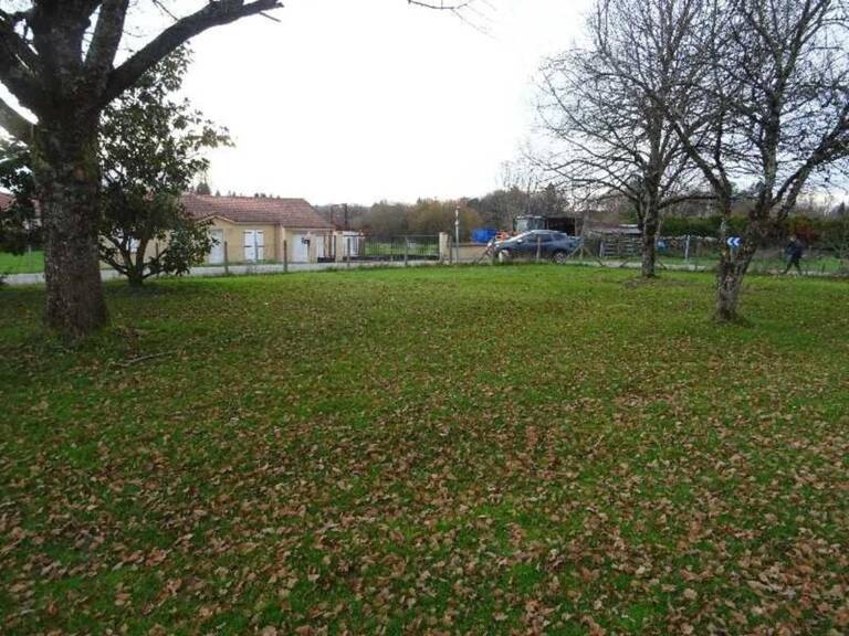 A VERNEUIL SUR VIENNE TERRAIN AVEC CU DE 750 M² — photo 1