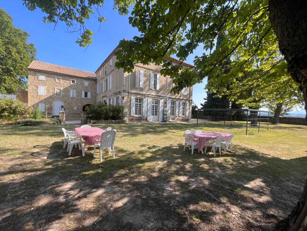 Maison de maître et sa magnanerie, parc et piscine À Vendre