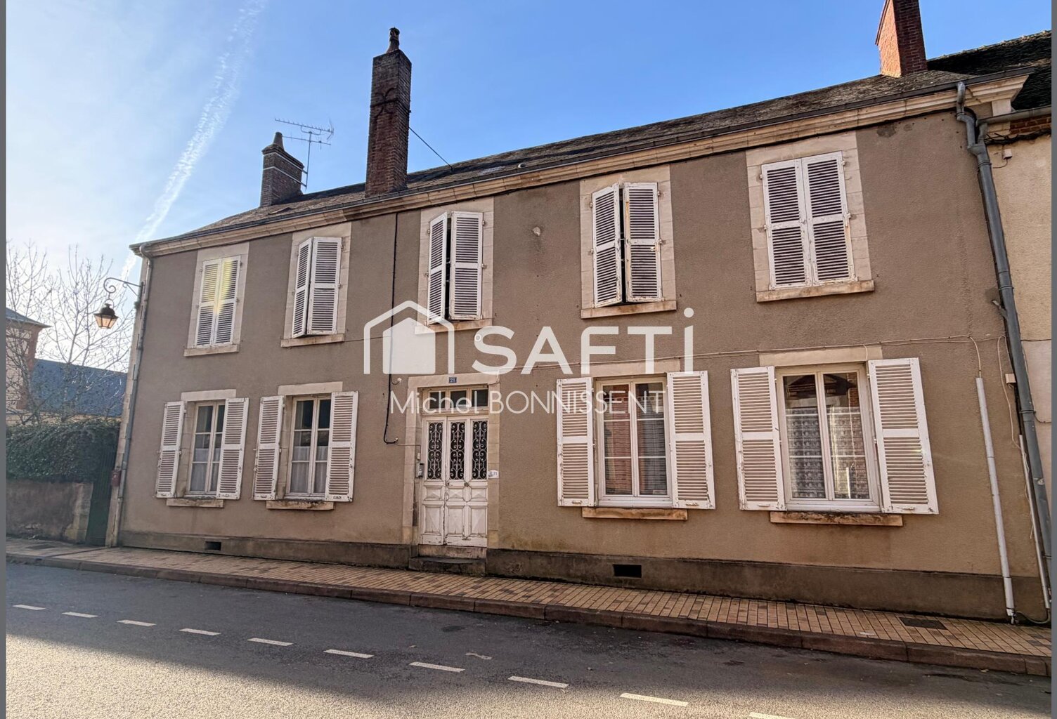 Ensemble immobilier proche de la place centrale d'Henrichemont — photo 1