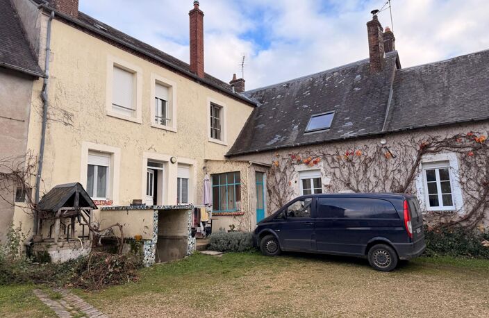 Ensemble immobilier proche de la place centrale d'Henrichemont — photo 2