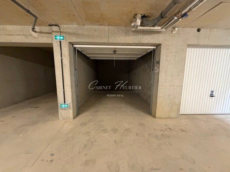 Garage fermé de 18.76 m² à louer  Résidence neuve La Tron — photo 1