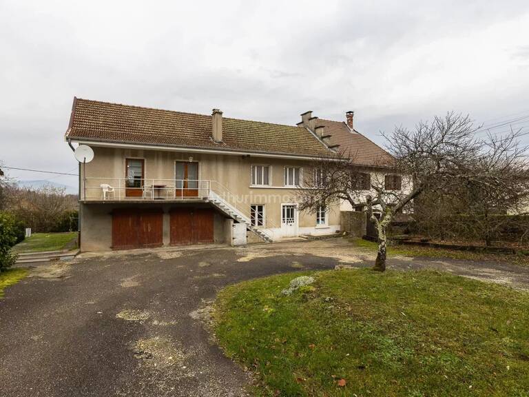 Maison avec sous sol et  garages — photo 1