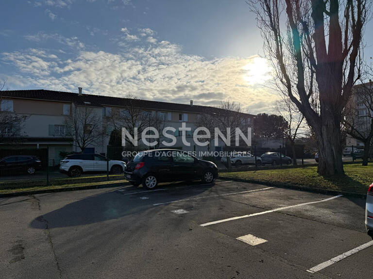 Parking  Privé en extérieur  Brossolette - 69500 BRON — photo 1