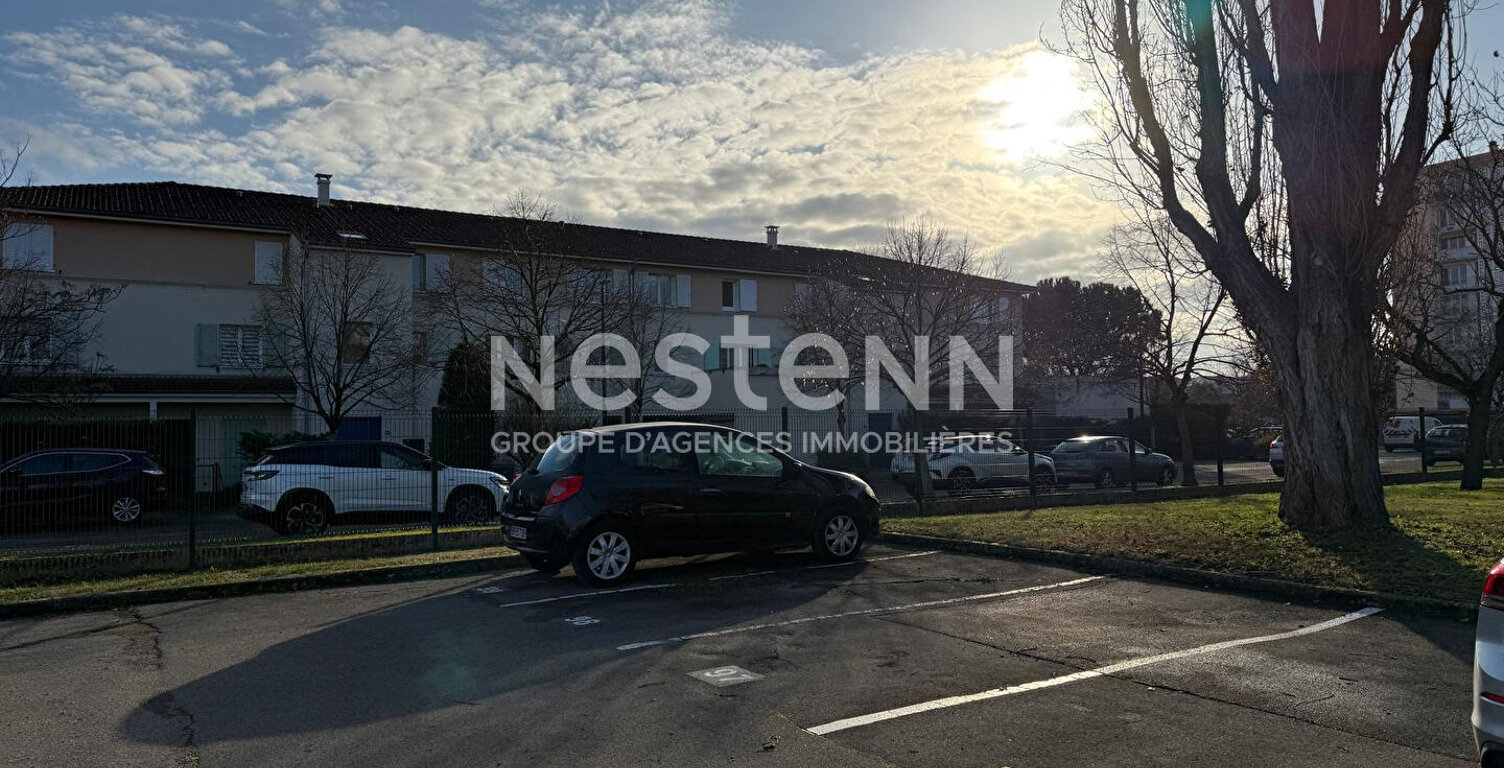 Parking  Privé en extérieur  Brossolette - 69500 BRON — photo 1