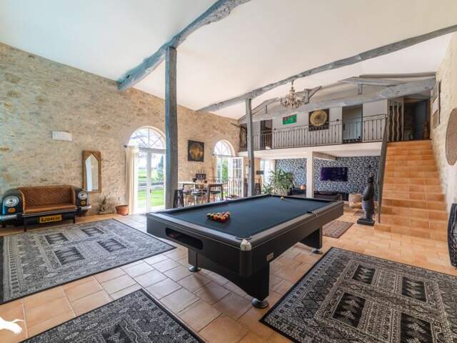 Maison en pierre de 11 pièces principales — photo du bien