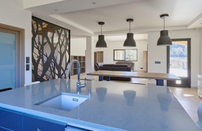 Villa contemporaine au calme – vue dominante, grands volumes, terrasses & prestations haut de gamme — photo 2