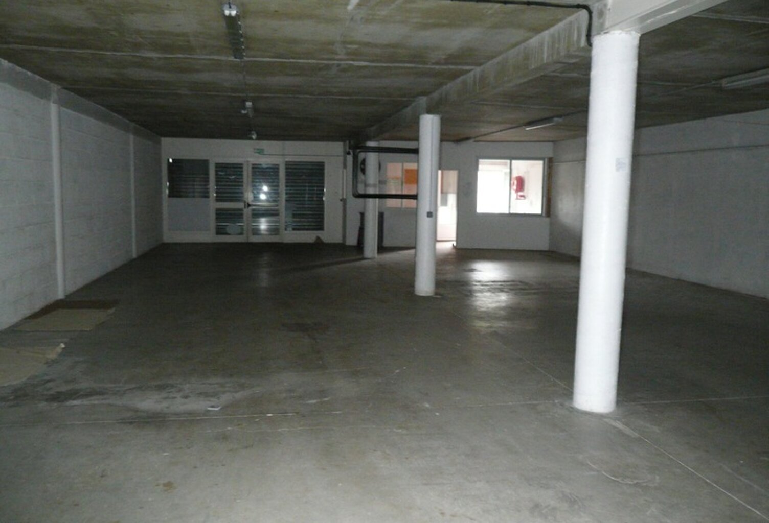 ⚜ A LOUER CHATEAUBERNARD Zone Commercial Local Bureau ⚜ — photo 1