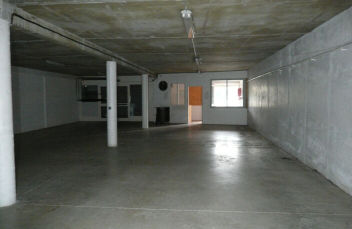 ⚜ A LOUER CHATEAUBERNARD Zone Commercial Local Bureau ⚜ — photo 3