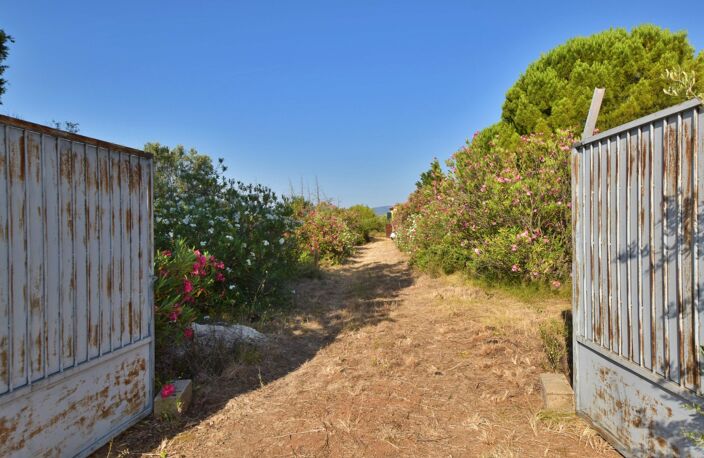 PUGET VILLE (83) - CABANON DE 32M² SUR PARCELLE DE 5748M² — photo 2